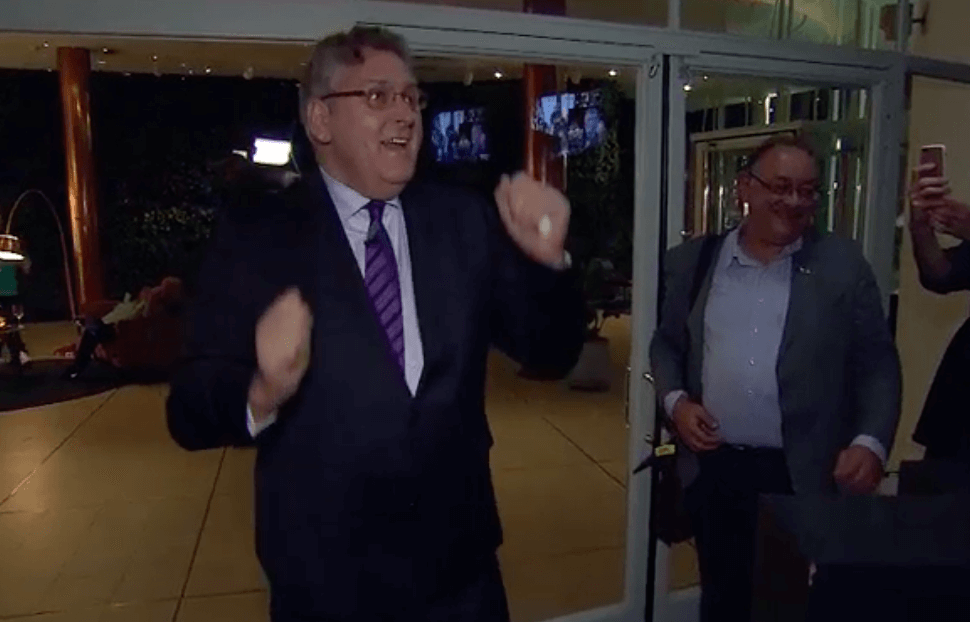 Henk Krol viert zijn overwinning met een overwinningsdansje; dit moet je hebben gezien!