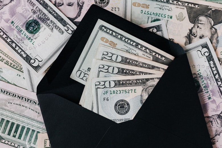 Tiener pakt geld uit portemonnee van moeder, maar leert dan zijn lesje