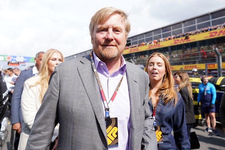 Zien: Willem-Alexander gaat stoeipartij met Rico Verhoeven aan