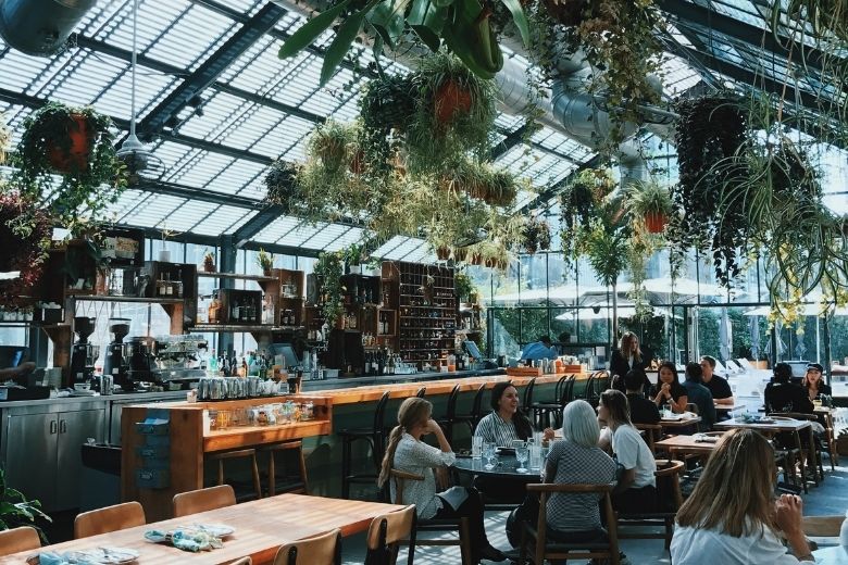 We gaan meer betalen voor een hapje en een drankje in de horeca