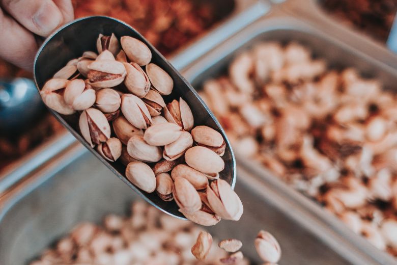 Zó maak je pistachenoten het makkelijkst open