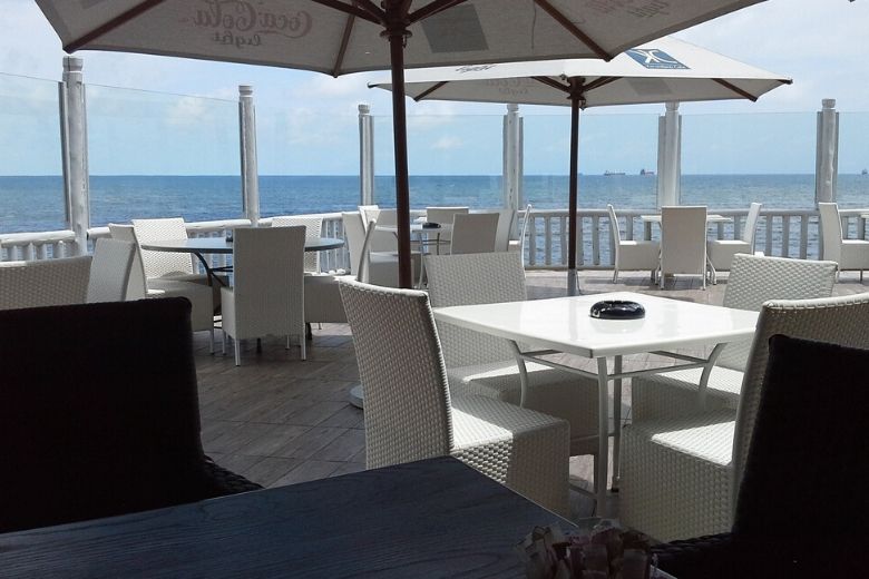 Tijd voor een cocktail aan zee: dit zijn de beste Nederlandse strandtenten