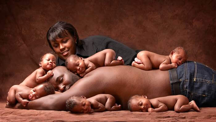 DEZE foto van een zesling werd werd een paar jaar geleden wereldberoemd, moet je de nieuwe familiefoto eens zien!