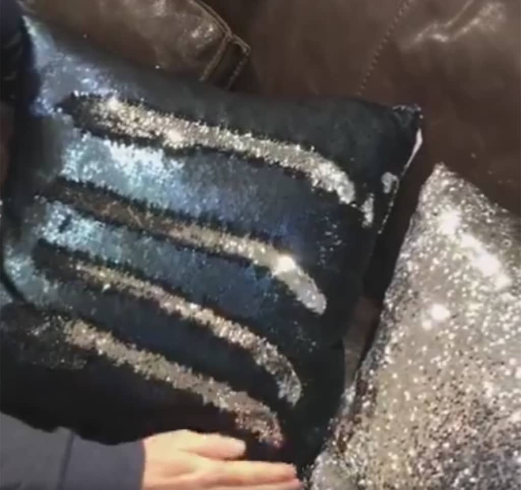 Ze zien er misschien uit als gewone kussens, maar dit is wat er gebeurt als hij zijn hand er overheen haalt! Wauw!