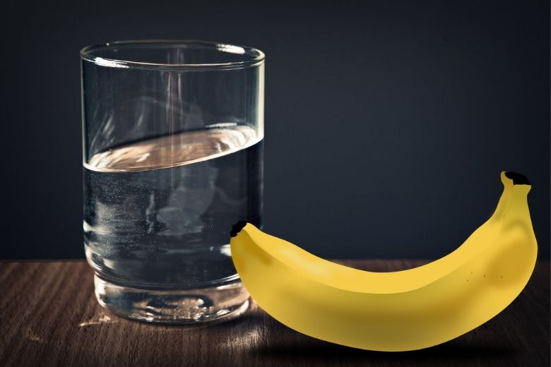 Waarom je de ochtend eigenlijk met een glas warm water en een banaan moet starten