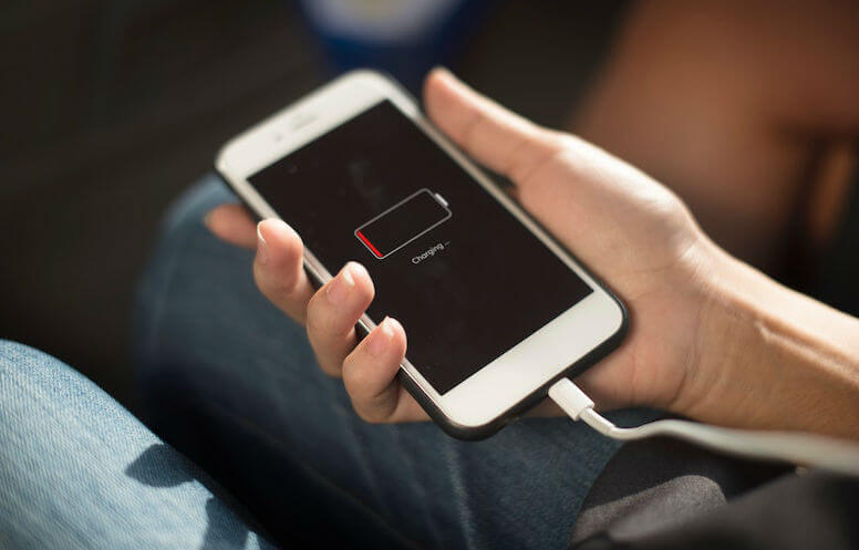 Smartphone steeds sneller leeg? Je laadt hem altijd al verkeerd op!