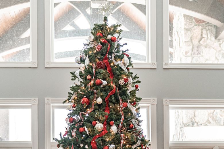Aha! Zoveel lampjes en kerstballen passen er in een kerstboom