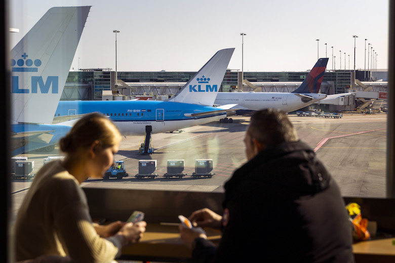 Beelden voortvluchtige criminelen verschijnen op Nederlandse luchthavens