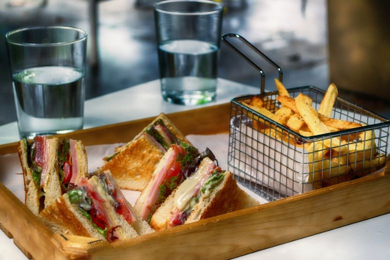 Het schoonmaken van de frituurpan een rotklus? Niet nu je deze truc hebt ontdekt!