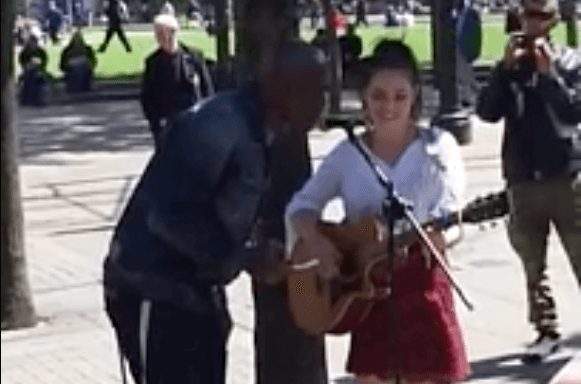VIDEO: deze wereldster vraagt aan straatmuzikante of hij met haar mee mag zingen en zij herkent hem niet!