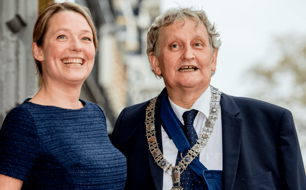Kippenvel: weduwe Eberhard van der Laan schrijft ontroerende column over gemis