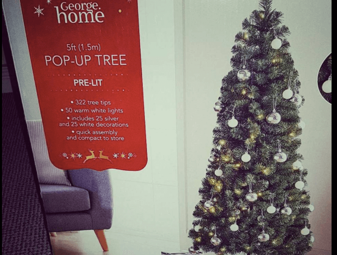 Oeps... Deze vrouw kocht een kant-en-klare kerstboom, maar was is niet helemaal wat ze ervan verwachtte!