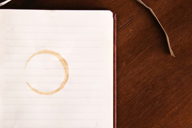 Vlek in een boek gemaakt? Zo verwijder je hem