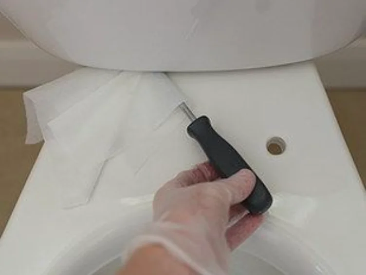 Dit is waarom je een schroevendraaier onder je toiletbril moet schuiven