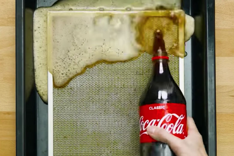 Met behulp van cola wordt het schoonmaken van je afzuigkapfilter een eitje!