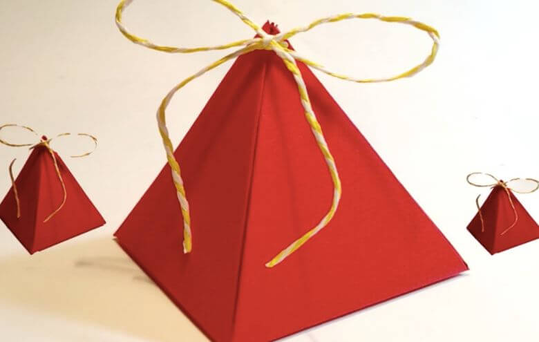 Klaar met het standaard pakpapier? Zo maak je een 'kadoos' in de vorm van een piramide!