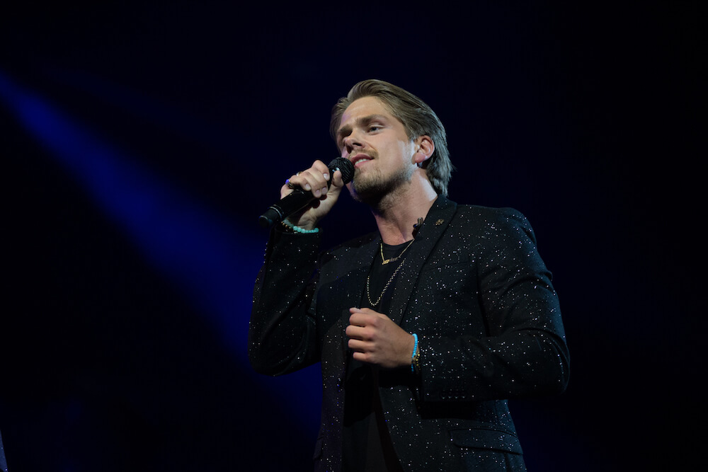 Dré Hazes emotioneel over zijn vader: "Toen hij leefde was hij er natuurlijk nooit. Hij sliep alleen thuis"