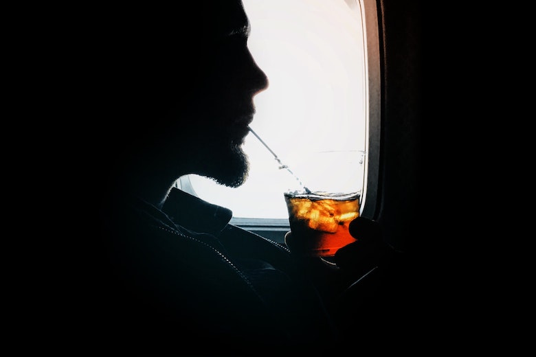 Feit of fabel: ben je sneller dronken van alcohol in het vliegtuig?