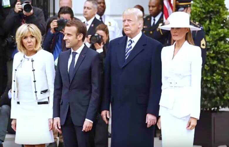 Ai! Weer een pijnlijk moment in deze video waarin Melania weigert Trumps hand vast te houden