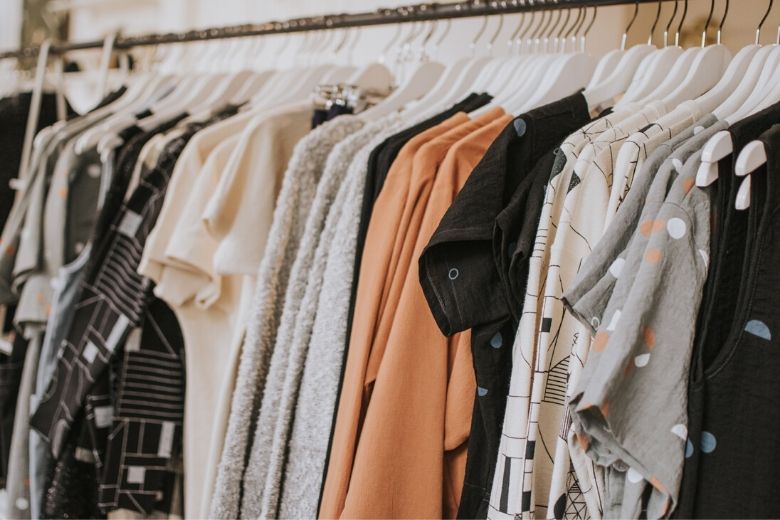 Onverkochte kleding door de coronacrisis: dit gebeurt ermee