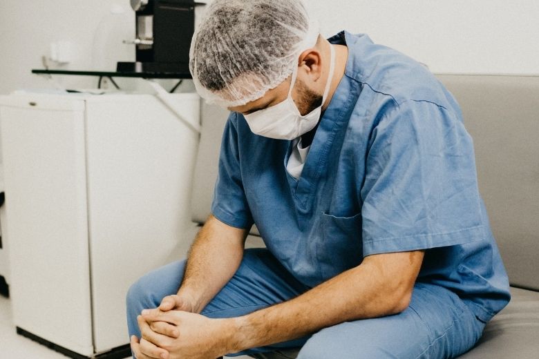 'Merendeel zorgpersoneel heeft fysieke en mentale klachten door coronacrisis'