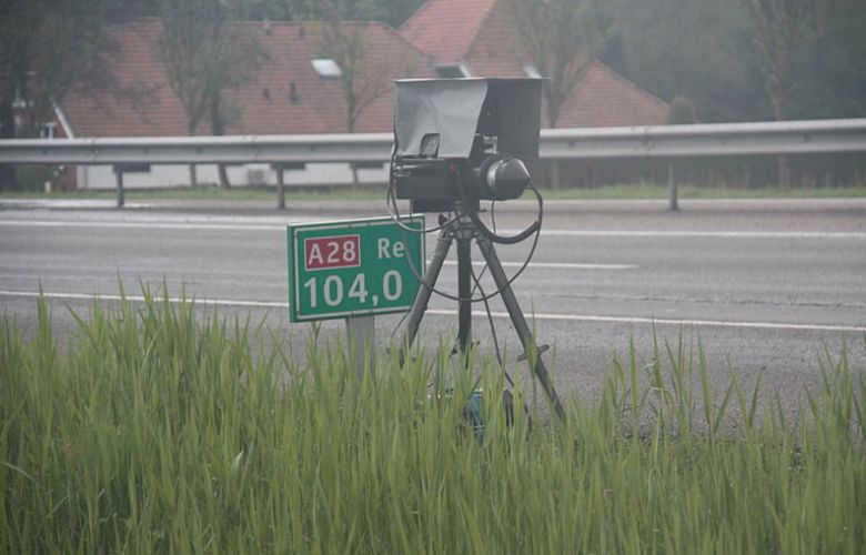 Politie zet nieuw wapen in: flitsers zien dat telefoon gebruikt wordt in auto