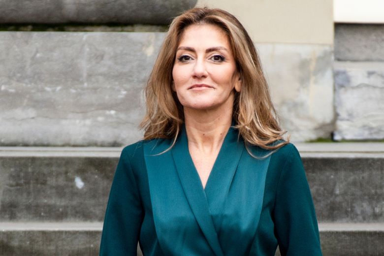 Minister Yesilgöz knipt haarlok af om Iraanse vrouwen te steunen