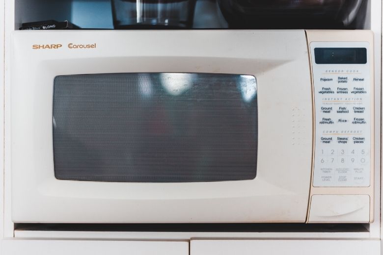 Handig: met deze makkelijke truc krijg je zelfs het meest hardnekkige vuil uit de magnetron