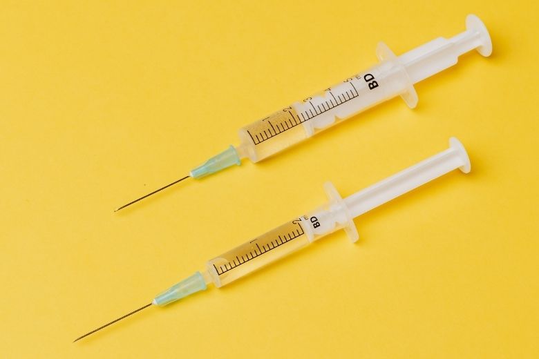 5 veelgestelde vragen over de periode na je coronavaccinatie 