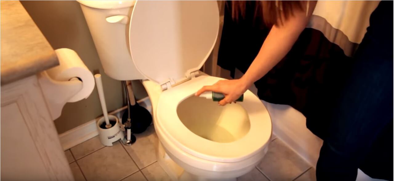 Vieze luchtjes in het toilet zijn verleden tijd met je eigen doe-het-zelf toiletverfrisser! Het is nog leuk om te maken ook!
