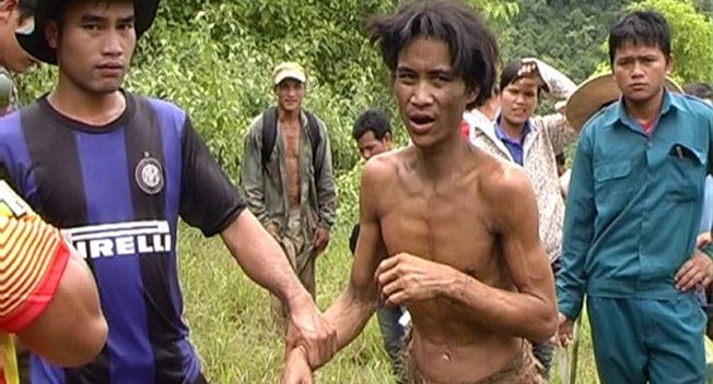 VIDEO: De echte Tarzan; deze man overleefde 40 jaar lang op de vlucht in de Vietnamese jungle!