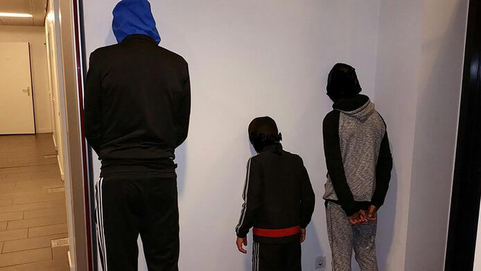 Politie Rotterdam onder vuur door 'schandpaalfoto' jonge verdachten. Kan dit of niet?