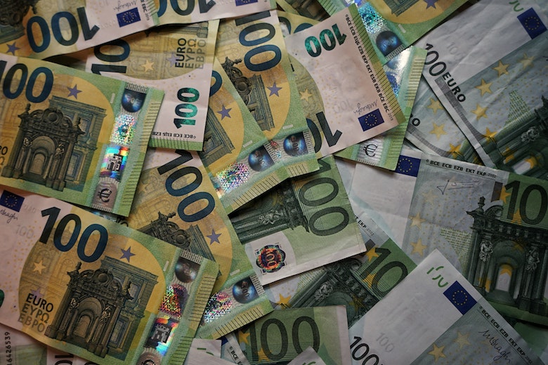 Eerlijke vrouw vindt 1000 euro en brengt het netjes naar de politie