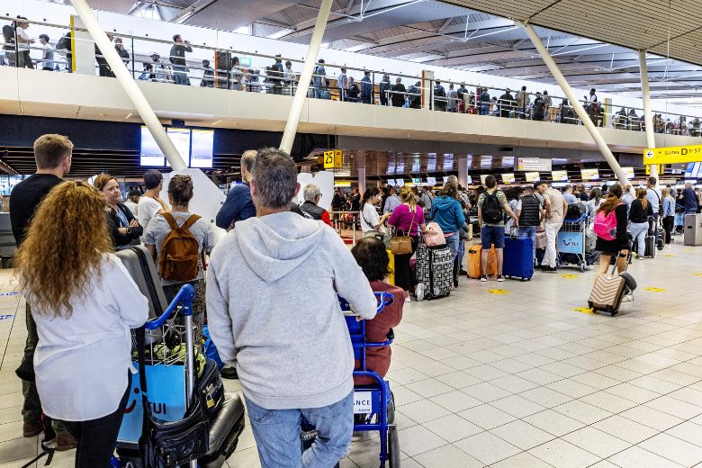 Schiphol laat tot eind oktober minder passagiers vertrekken