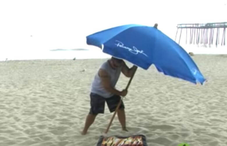Met deze slimme truc waait de strandparasol nooit meer weg