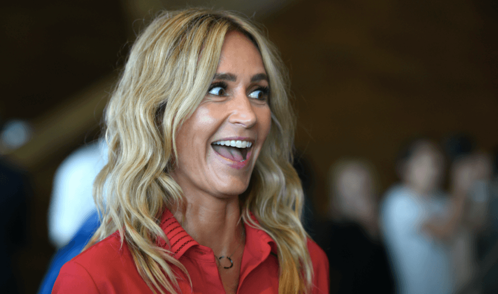 Kijkers verbaasd over knaloranje foundation Wendy van Dijk: 'Het lijkt wel een zak cheeto's'