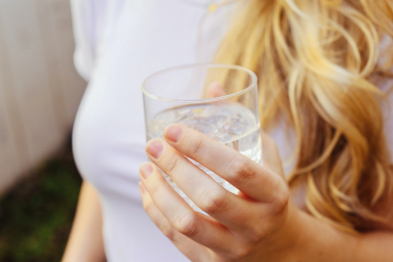 Feit of fabel: is bruiswater slecht voor je tanden?