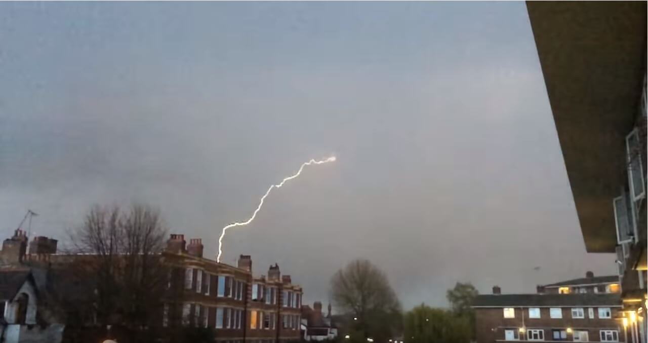 Bizarre beelden uit Londen: een vliegtuig wordt tijdens de landing geraakt door de bliksem! Dat moet je zien!