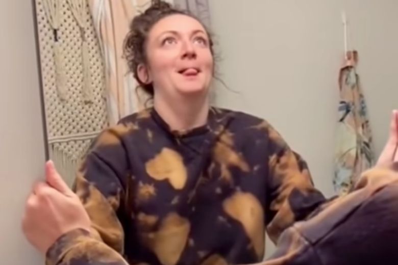 Toen deze vrouw haar badkamerspiegel van de wand haalde, onthulde ze een duister geheim