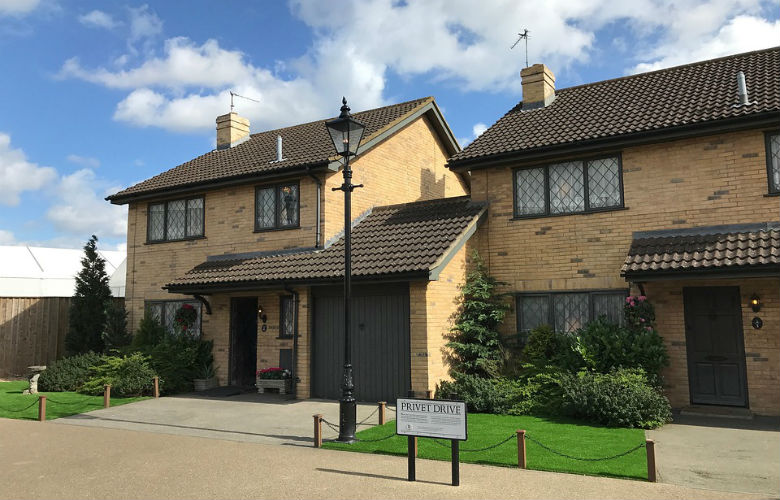 WOW: het enige echte Harry Potter-huis staat te koop!! Wie woont er binnenkort onder de trap?