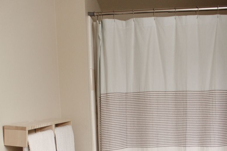 Heb je een vies douchegordijn? Je kunt 'm heel makkelijk wassen!