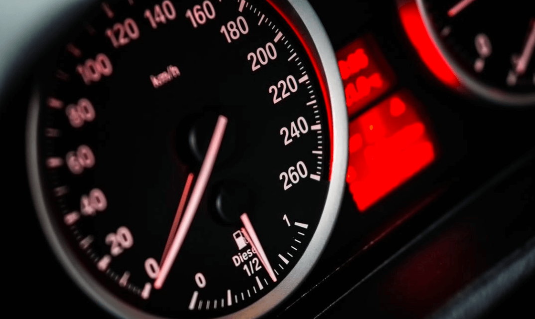 Brandt het benzinelampje in je auto? Zóveel kilometer kun je nog doorrijden