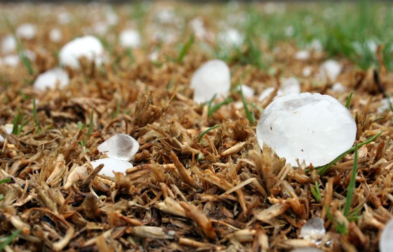 Moeder beschermt baby tegen enorme hagelstenen en raakt zelf gewond