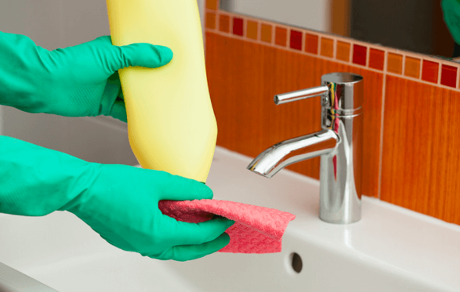 Desinfecterende schoonmaakmiddelen laat je voortaan liever staan om déze reden