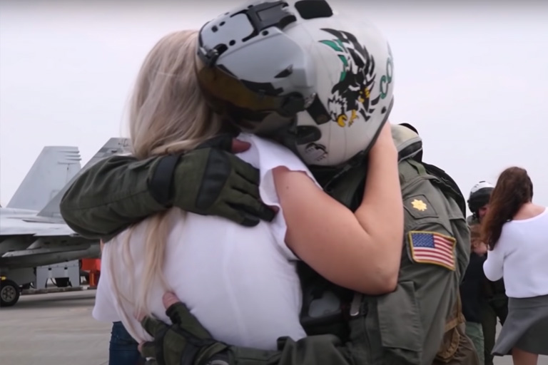 Deze F16-piloot was maanden weg van huis, hij schrikt wanneer hij zijn vrouw weer ziet