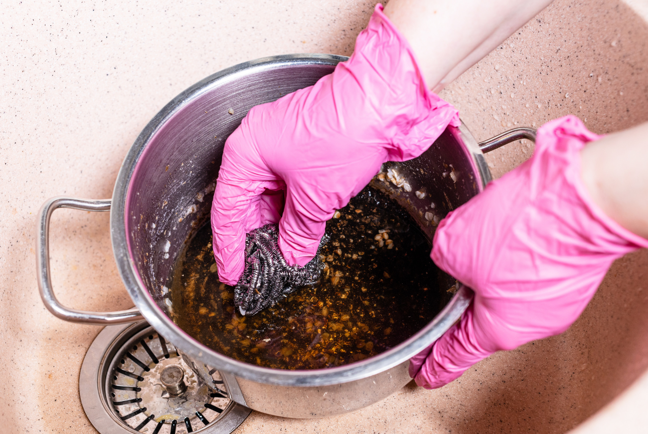 Zo krijg je een aangekoekte pan in een handomdraai weer blinkend schoon