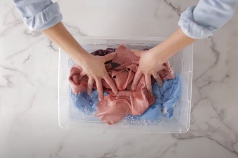 Dit is de meest effectieve manier om fijne kleding met de hand te wassen