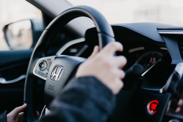 Dronken vrouw met zes kinderen in de auto door politie van de weg geplukt