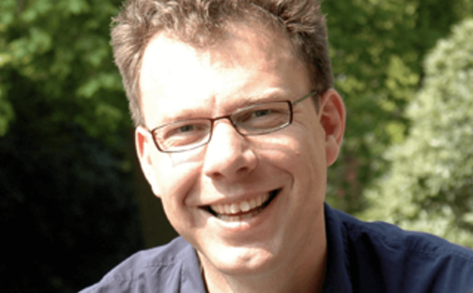 Bijna niemand weet wie deze man is, tótdat je zijn stem hoort! Dan weet je het meteen!