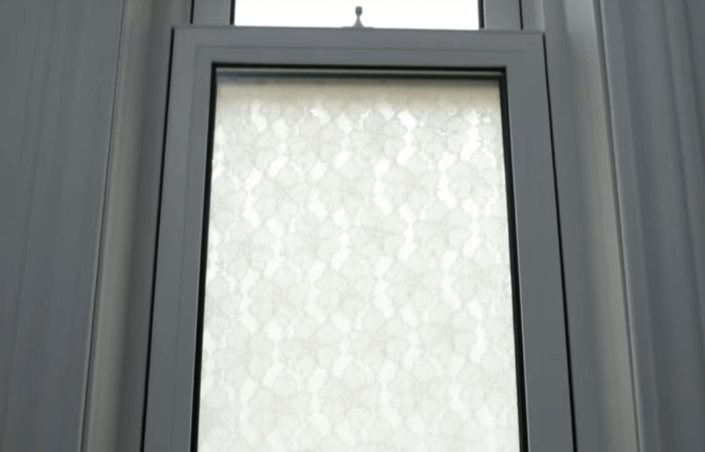 Met DEZE tip krijg jij meer privacy in je woonkamer zónder altijd de gordijnen of luxaflex dicht te doen!